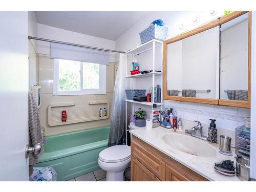 2250 6Th Avenue, South Castlegar, BC - Indoor Photo Showing Bathroom