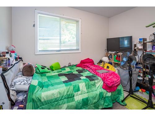 2250 6Th Avenue, South Castlegar, BC - Indoor Photo Showing Bedroom