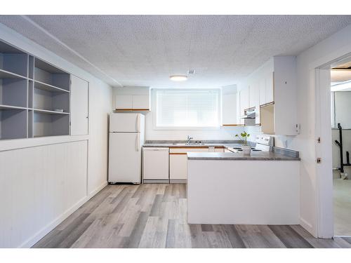 2250 6Th Avenue, South Castlegar, BC - Indoor Photo Showing Kitchen