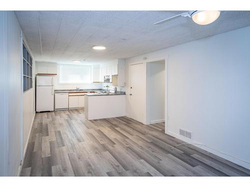 2250 6Th Avenue, South Castlegar, BC - Indoor Photo Showing Kitchen