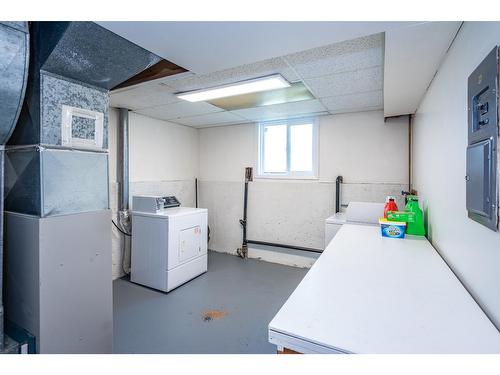 2250 6Th Avenue, South Castlegar, BC - Indoor Photo Showing Laundry Room