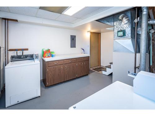 2250 6Th Avenue, South Castlegar, BC - Indoor Photo Showing Laundry Room