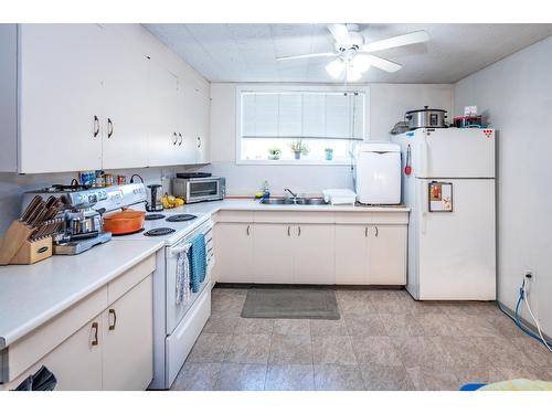 2250 6Th Avenue, South Castlegar, BC - Indoor Photo Showing Kitchen With Double Sink