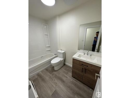 11902 127 Av Nw, Edmonton, AB - Indoor Photo Showing Bathroom