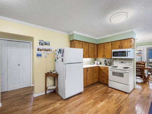 2498 Parkview Drive, Kamloops, BC - Indoor Photo Showing Kitchen