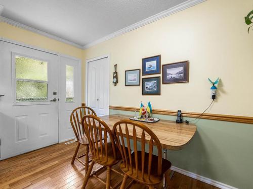 2498 Parkview Drive, Kamloops, BC - Indoor Photo Showing Dining Room