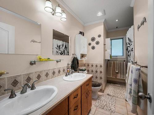 2498 Parkview Drive, Kamloops, BC - Indoor Photo Showing Bathroom