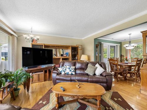 2498 Parkview Drive, Kamloops, BC - Indoor Photo Showing Living Room