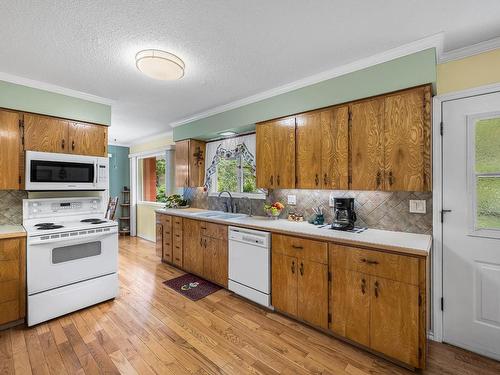 2498 Parkview Drive, Kamloops, BC - Indoor Photo Showing Kitchen