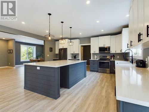 140 Grizzly Place, Osoyoos, BC - Indoor Photo Showing Kitchen With Upgraded Kitchen