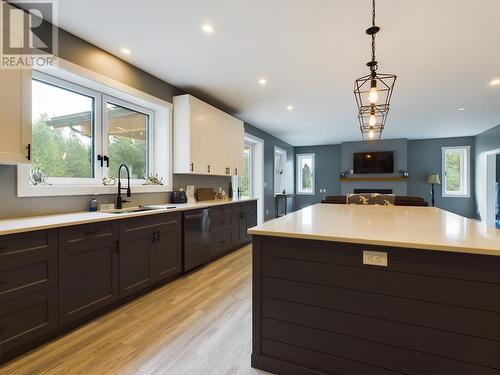 140 Grizzly Place, Osoyoos, BC - Indoor Photo Showing Kitchen