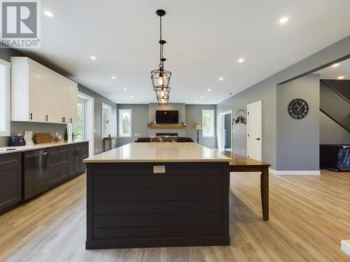 140 Grizzly Place, Osoyoos, BC - Indoor Photo Showing Kitchen