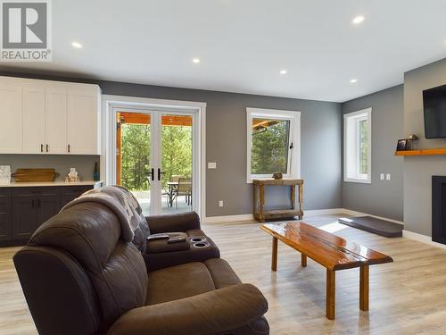 140 Grizzly Place, Osoyoos, BC - Indoor Photo Showing Living Room With Fireplace