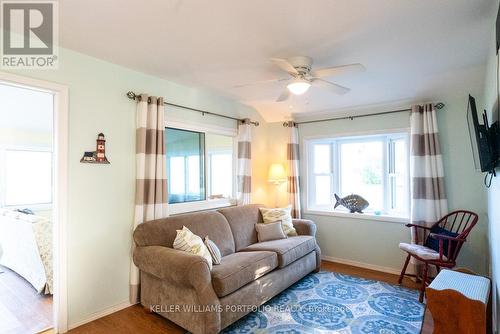 15 Mohawk Point Road, Haldimand, ON - Indoor Photo Showing Living Room