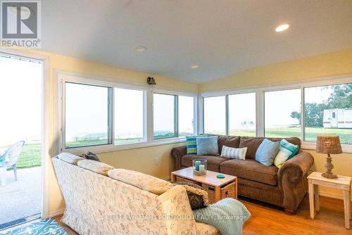 15 Mohawk Point Road, Haldimand, ON - Indoor Photo Showing Living Room