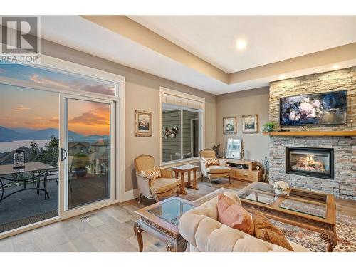 856 Hewetson Avenue, Kelowna, BC - Indoor Photo Showing Living Room With Fireplace