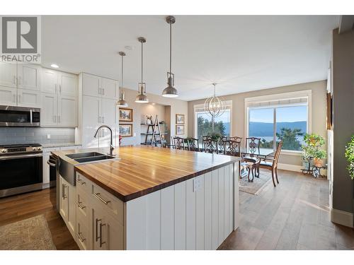 856 Hewetson Avenue, Kelowna, BC - Indoor Photo Showing Kitchen With Double Sink With Upgraded Kitchen