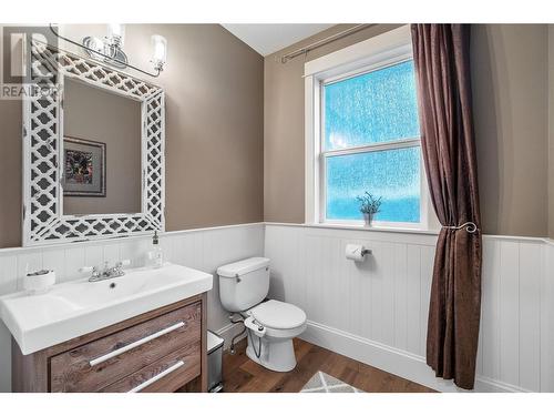 856 Hewetson Avenue, Kelowna, BC - Indoor Photo Showing Bathroom