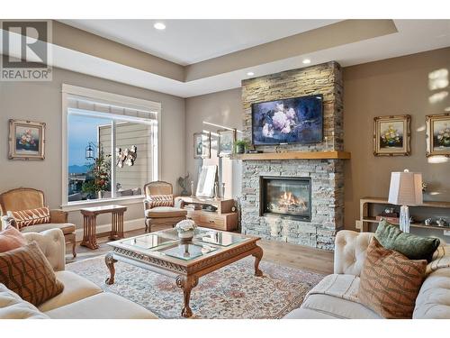 856 Hewetson Avenue, Kelowna, BC - Indoor Photo Showing Living Room With Fireplace