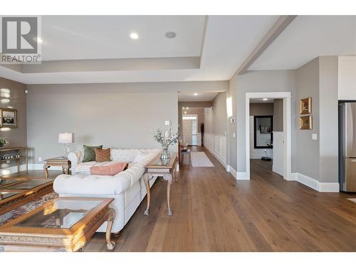 856 Hewetson Avenue, Kelowna, BC - Indoor Photo Showing Living Room