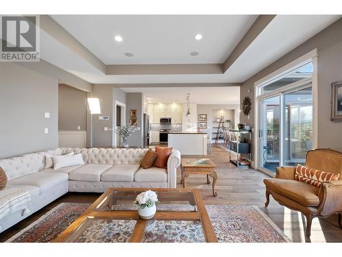 856 Hewetson Avenue, Kelowna, BC - Indoor Photo Showing Living Room