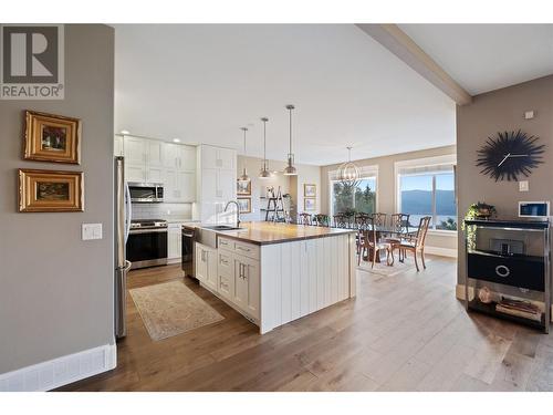 856 Hewetson Avenue, Kelowna, BC - Indoor Photo Showing Kitchen With Upgraded Kitchen