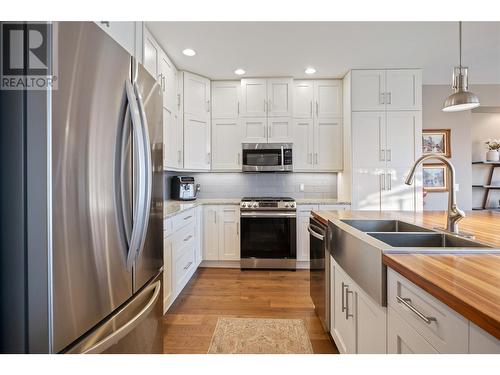 856 Hewetson Avenue, Kelowna, BC - Indoor Photo Showing Kitchen With Double Sink With Upgraded Kitchen