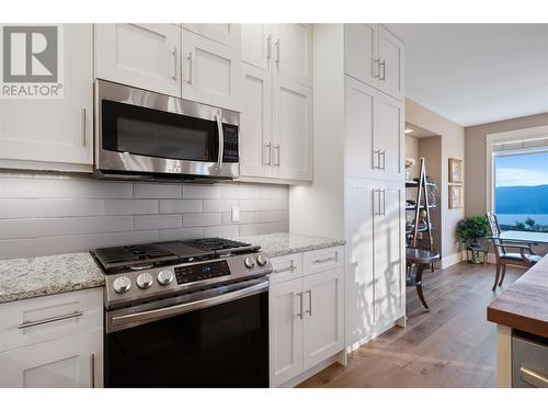 856 Hewetson Avenue, Kelowna, BC - Indoor Photo Showing Kitchen With Upgraded Kitchen