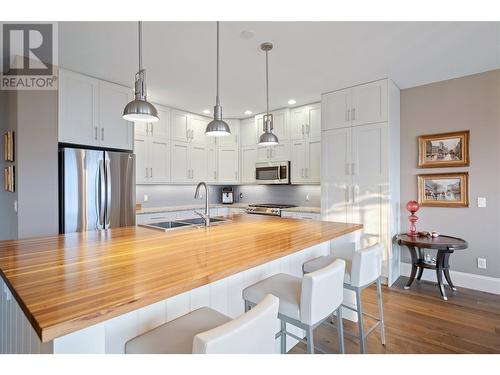 856 Hewetson Avenue, Kelowna, BC - Indoor Photo Showing Kitchen With Double Sink With Upgraded Kitchen