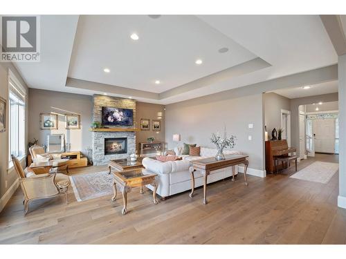 856 Hewetson Avenue, Kelowna, BC - Indoor Photo Showing Living Room With Fireplace