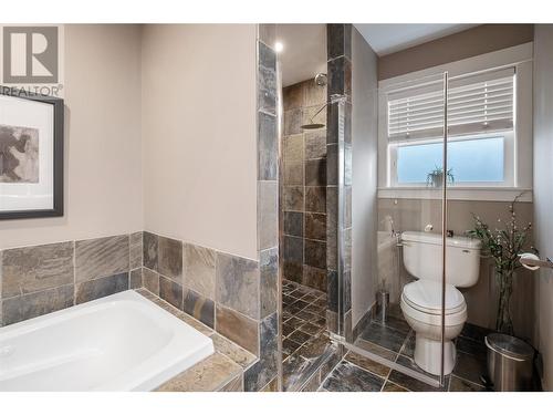 856 Hewetson Avenue, Kelowna, BC - Indoor Photo Showing Bathroom