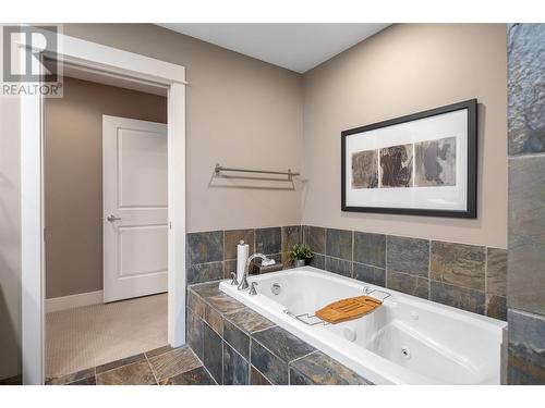 856 Hewetson Avenue, Kelowna, BC - Indoor Photo Showing Bathroom