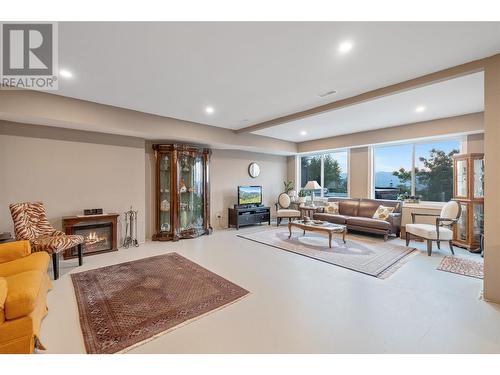 856 Hewetson Avenue, Kelowna, BC - Indoor With Fireplace