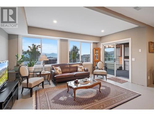 856 Hewetson Avenue, Kelowna, BC - Indoor Photo Showing Living Room