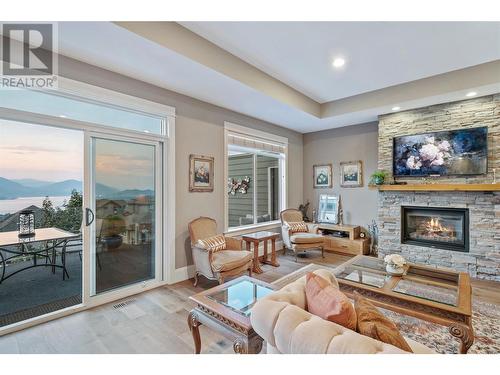 856 Hewetson Avenue, Kelowna, BC - Indoor Photo Showing Living Room With Fireplace