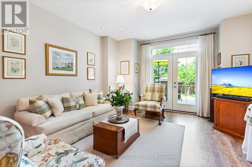 8 - 117 Nelson Street, Oakville, ON - Indoor Photo Showing Living Room