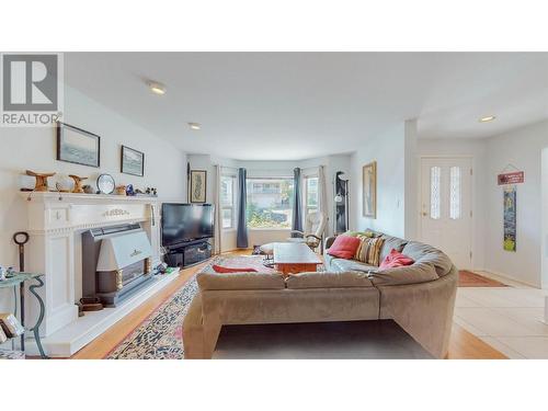 11715 Quail Ridge Place, Osoyoos, BC - Indoor Photo Showing Living Room