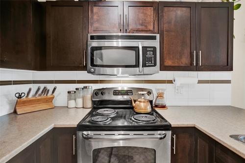 113-1350 Ridgeway Drive, Kelowna, BC - Indoor Photo Showing Kitchen