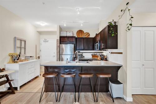 113-1350 Ridgeway Drive, Kelowna, BC - Indoor Photo Showing Kitchen