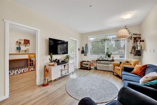 113-1350 Ridgeway Drive, Kelowna, BC - Indoor Photo Showing Living Room