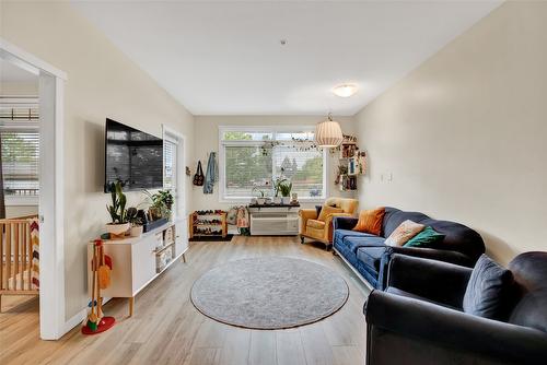 113-1350 Ridgeway Drive, Kelowna, BC - Indoor Photo Showing Living Room