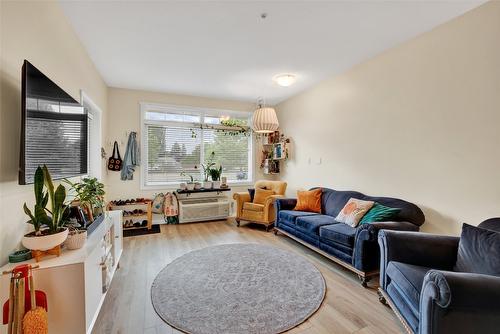 113-1350 Ridgeway Drive, Kelowna, BC - Indoor Photo Showing Living Room