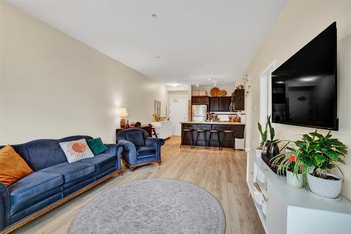 113-1350 Ridgeway Drive, Kelowna, BC - Indoor Photo Showing Living Room