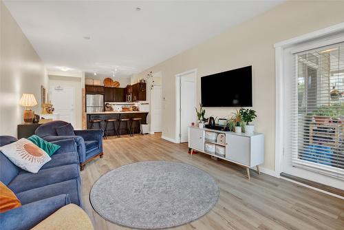 113-1350 Ridgeway Drive, Kelowna, BC - Indoor Photo Showing Living Room