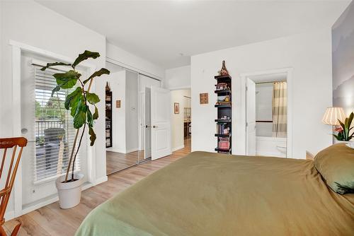 113-1350 Ridgeway Drive, Kelowna, BC - Indoor Photo Showing Bedroom