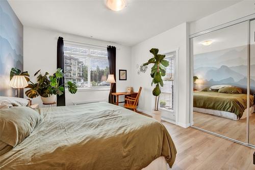 113-1350 Ridgeway Drive, Kelowna, BC - Indoor Photo Showing Bedroom