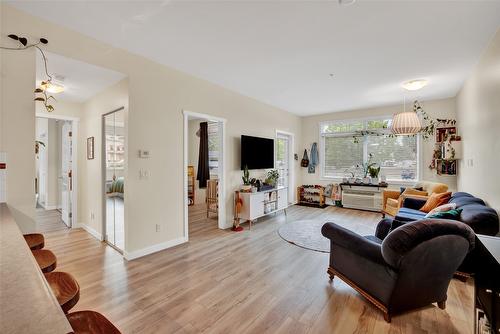 113-1350 Ridgeway Drive, Kelowna, BC - Indoor Photo Showing Living Room