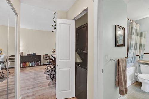 113-1350 Ridgeway Drive, Kelowna, BC - Indoor Photo Showing Bathroom