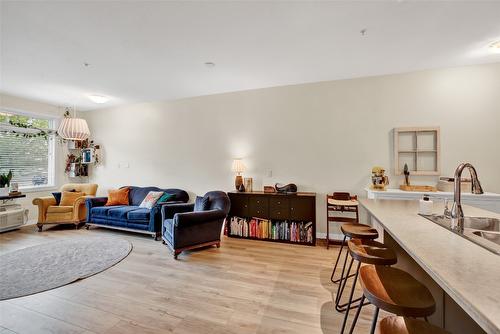 113-1350 Ridgeway Drive, Kelowna, BC - Indoor Photo Showing Living Room