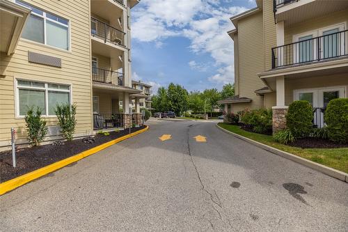 113-1350 Ridgeway Drive, Kelowna, BC - Outdoor